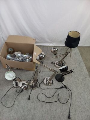 une boîte d'objets hétéroclites posée sur le sol