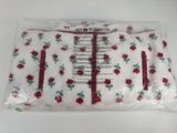 un gros plan sur un bouquet de fleurs blanches et rouges sur fond blanc