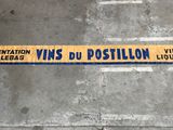 panneau de signalisation jaune et bleu posé sur le trottoir d'un parking
