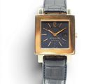 une image d'un gros plan d'une montre-bracelet sur une surface blanche
