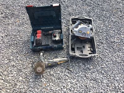 two tools that are laying on the ground