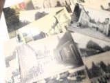 de nombreuses vieilles photos en noir et blanc posées sur une table