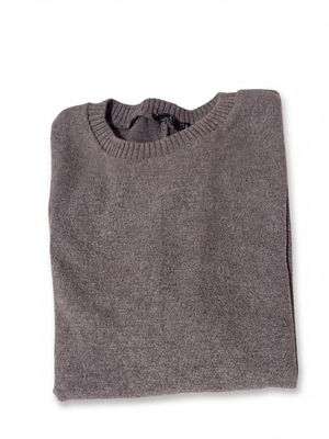 un gros plan d'un pull gris sur fond blanc