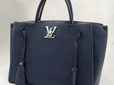 Sac « Louis Vu Vu » en cuir bleu marine avec des pompons