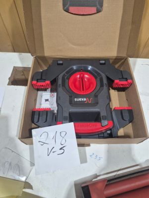 une boîte contenant un objet rouge et noir