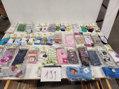 Lot composé d’environ 43 paires de chaussettes pour enfants,…