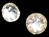 deux diamants blancs sur fond noir, avec un fond noir