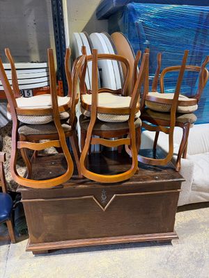 de nombreuses chaises empilées les unes sur les autres