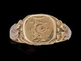 une image représentant une bague en or ornée d'un soleil et d'une lune