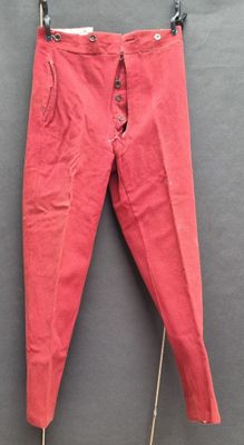 une photo d'un pantalon rouge suspendu à un cintre