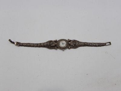 Montre en métal argenté. Travail étranger à décor d'animaux …