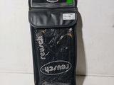 une photo d'un sac en filet noir contenant des ciseaux