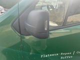 une photo d'un camion vert équipé d'un rétroviseur latéral