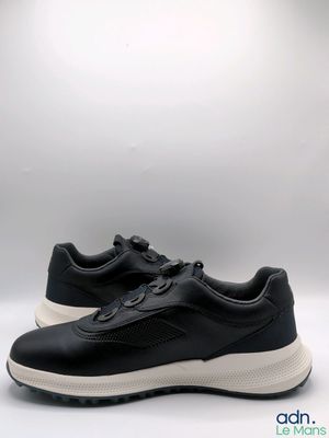 une basket en cuir noir à semelles blanches sur fond blanc