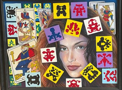 une photo d'une femme entourée de cartes à jouer