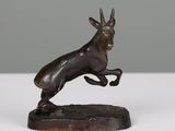 sculpture en bronze représentant un cerf bondissant, posée sur un socle en marbre