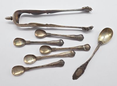 plusieurs cuillères et cuillères à soupe posées sur une surface blanche