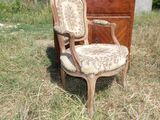 une chaise posée dans l'herbe à côté d'une commode