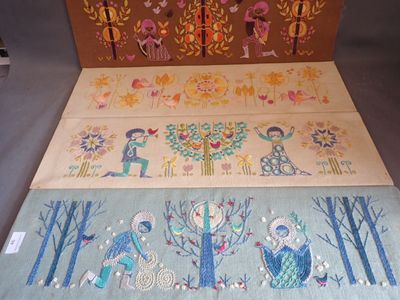 deux morceaux de tissu ornés de motifs, exposés