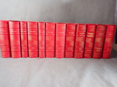 une pile de livres rouges posée sur une table