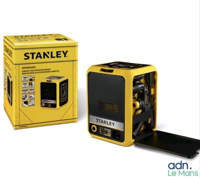 La boîte est ouverte pour montrer le contenu d'une « Stanley Power Station ».