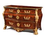 une commode ornée de motifs dorés