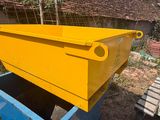 un conteneur jaune posé sur un conteneur bleu