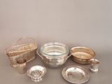 beaucoup d'objets en argent qui se trouvent sur la table
