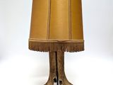 une photo d'une lampe de table sur laquelle repose une patte de cerf