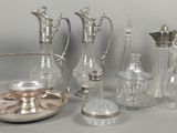 de nombreux objets en argent et en verre posés sur la table