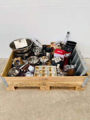 une boîte en bois remplie d'objets hétéroclites sur le sol