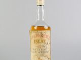 une vieille bouteille de whisky posée sur une table