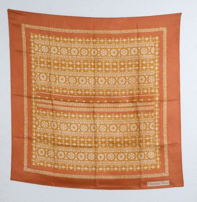 une écharpe orange et jaune avec un motif