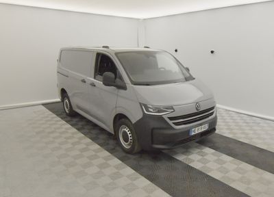 La camionnette est garée dans une salle propre dont le sol est recouvert d'un damier noir et blanc.