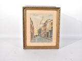 une image d'une peinture représentant une scène de rue dans un cadre doré
