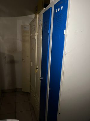 des toilettes au milieu d'une salle de bains aux portes bleues