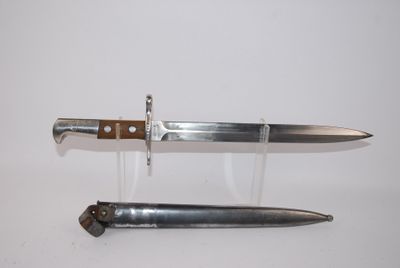 un couteau posé à côté d'un autre couteau sur une table