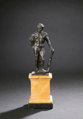 une image représentant une statue en bronze d'un homme tenant un panier