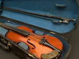 un violon dans un étui avec un archet à l'intérieur