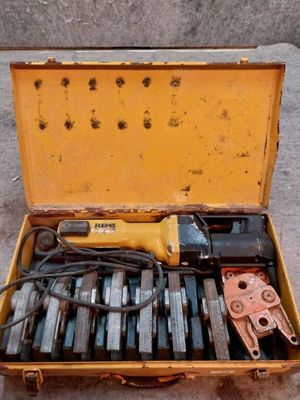 une mallette jaune posée par terre, contenant des outils