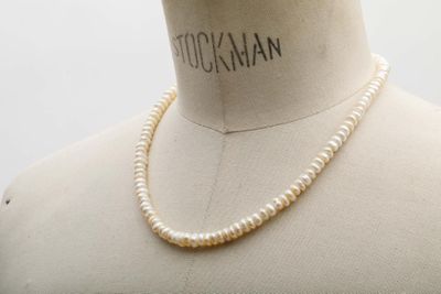 Collier de perles baroques à fermoir en or jaune 750 millièm…