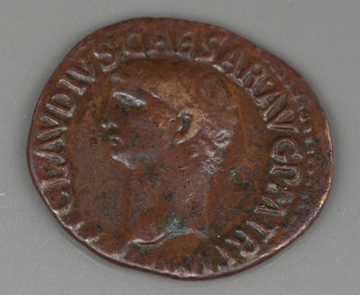Gros plan sur une pièce de monnaie portant le visage d'un homme
