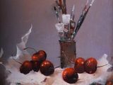 un tableau représentant des cerises dans un vase posé sur une table