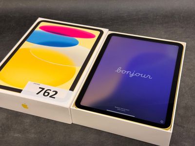 une tablette dont l'emballage a été ouvert, posée sur une table