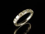 gros plan d'une bague en argent sur une surface noire