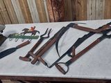 une table sur laquelle sont posés un certain nombre d'outils