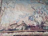 un tableau sur le mur d'une pièce avec un tableau sur le mur
