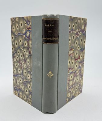 le livre est ouvert pour montrer l'intérieur de la couverture