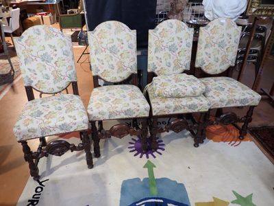 4 Chaises de style Louis XIII, garniture décor de vignes vie…