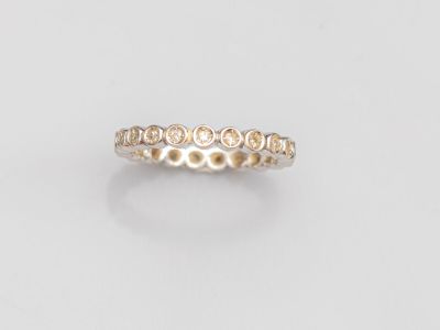 une image d'une bague en or avec des diamants sur un fond blanc